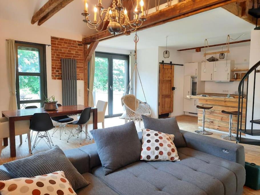 Lokschuppen Im Alten Bahnhof Industrial Style Moschheim 外观 照片