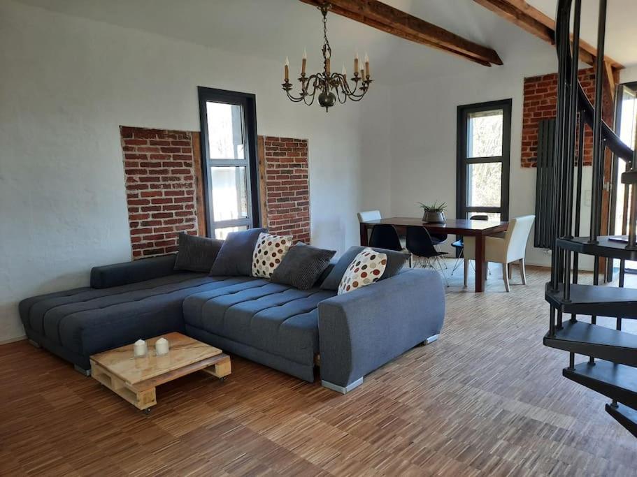 Lokschuppen Im Alten Bahnhof Industrial Style Moschheim 外观 照片