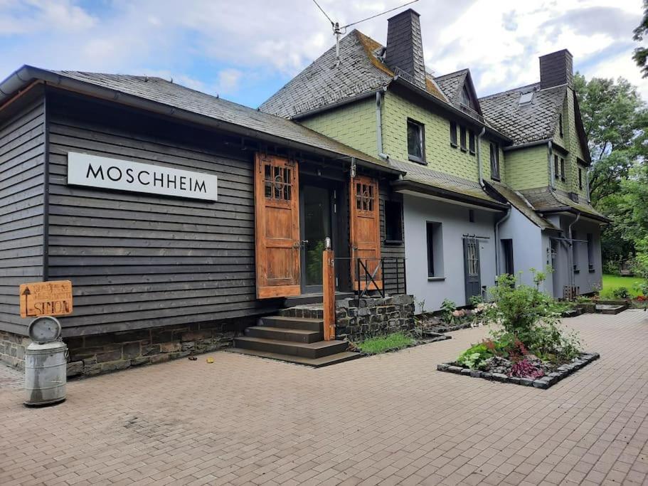 Lokschuppen Im Alten Bahnhof Industrial Style Moschheim 外观 照片